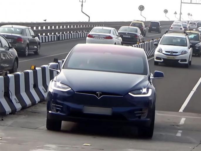 Tesla, Elon musk used Tax benefit from netherland-India to enter in Karnataka | करच जोडले! टेस्ला 'चोरट्या' मार्गाने कर्नाटकात; म्हणे अमेरिकेची कंपनी नाही Tesla, Elon musk used Tax benefit from netherland-India to enter in Karnataka | करच जोडले! टेस्ला 'चोरट्या' मार्गाने कर्नाटकात; म्हणे अमेरिकेची कंपनी नाही