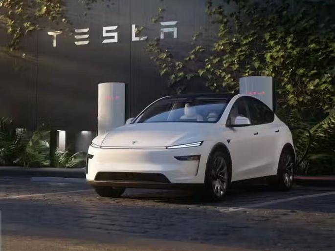model Y Tesla Problem: People in America are breaking the glass of the model Y Tesla launched in India... | टेस्लाने जे मॉडेल भारतात लाँच केले, त्याच्या काचा फोडून बाहेर पडतायत अमेरिकेतील लोक... model Y Tesla Problem: People in America are breaking the glass of the model Y Tesla launched in India... | टेस्लाने जे मॉडेल भारतात लाँच केले, त्याच्या काचा फोडून बाहेर पडतायत अमेरिकेतील लोक...
