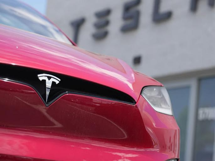 Elon Musk Tesla Sales Down: Tesla suffers a big blow! Global sales at 4-year low; India doesn't even make a dent... | टेस्लाला मोठा झटका! जागतिक विक्री ४ वर्षांतील नीचांकी पातळीवर; भारतात तर डोकेही वर निघेना... Elon Musk Tesla Sales Down: Tesla suffers a big blow! Global sales at 4-year low; India doesn't even make a dent... | टेस्लाला मोठा झटका! जागतिक विक्री ४ वर्षांतील नीचांकी पातळीवर; भारतात तर डोकेही वर निघेना...