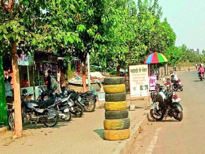 Encroachment by the professionals, ignorance of the corporation | व्यावसायिकांकडून अतिक्रमण, महापालिकेचे दुर्लक्ष  Encroachment by the professionals, ignorance of the corporation | व्यावसायिकांकडून अतिक्रमण, महापालिकेचे दुर्लक्ष