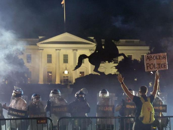 Corona's death and sparked riots in America | अमेरिकेत कोरोनाचा वणवा त्यात दंगलीचा भडका