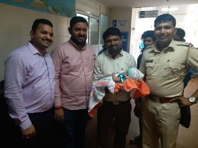 The eyes that are tired of leaving the Tiger in the childhood | 'टायगर'ची झुंज...प्लॅस्टिकच्या पिशवीत सापडला, मृत्यूशी लढला अन् सगळ्यांचाच लाडका झाला! The eyes that are tired of leaving the Tiger in the childhood | 'टायगर'ची झुंज...प्लॅस्टिकच्या पिशवीत सापडला, मृत्यूशी लढला अन् सगळ्यांचाच लाडका झाला!