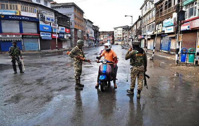 Article 370 Jammu And Kashmir Seethes In Silence Fear And Gloom Descend Before Eid | भय, शांतता अन् दहशत! बकरी ईदच्यापूर्वी काश्मिरी लोकांच्या मनात काय चाललं आहे? Article 370 Jammu And Kashmir Seethes In Silence Fear And Gloom Descend Before Eid | भय, शांतता अन् दहशत! बकरी ईदच्यापूर्वी काश्मिरी लोकांच्या मनात काय चाललं आहे?