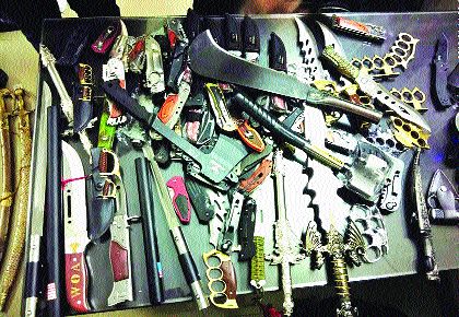 Weapons to the BJP city president of Dombivli | डोंबिवलीच्या भाजपा शहर उपाध्यक्षाकडे मिळाली शस्त्रे Weapons to the BJP city president of Dombivli | डोंबिवलीच्या भाजपा शहर उपाध्यक्षाकडे मिळाली शस्त्रे