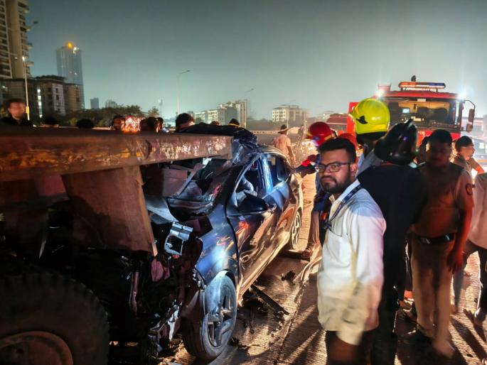 Car crashes into truck after losing control, driver dies; Four others including a young woman seriously injured | कामावरून घरी परतणाऱ्या आयटी कर्मचाऱ्यांच्या कारचा भीषण अपघात; चालक जागीच ठार, ४ गंभीर जखमी Car crashes into truck after losing control, driver dies; Four others including a young woman seriously injured | कामावरून घरी परतणाऱ्या आयटी कर्मचाऱ्यांच्या कारचा भीषण अपघात; चालक जागीच ठार, ४ गंभीर जखमी