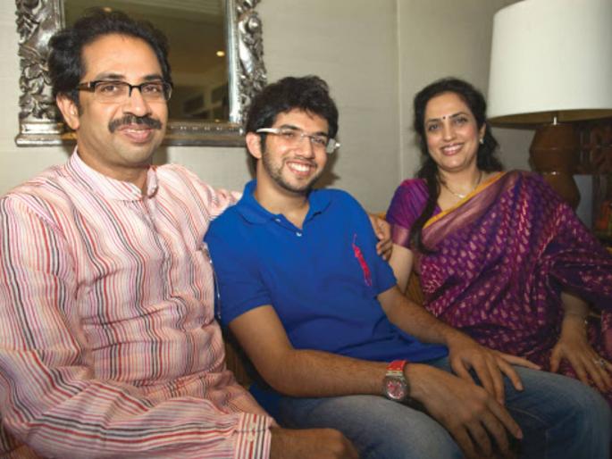 bjp leader pravin darekar criticised cm uddhav thackeray over corona situation | “माझे कुटुंब, माझी जबाबदारी म्हणणारे मुख्यमंत्री स्वतःच्या कुटुंबाचं संरक्षण करू शकले नाहीत” bjp leader pravin darekar criticised cm uddhav thackeray over corona situation | “माझे कुटुंब, माझी जबाबदारी म्हणणारे मुख्यमंत्री स्वतःच्या कुटुंबाचं संरक्षण करू शकले नाहीत”