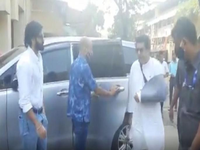 mns chief Raj Thackerays hand suffered a hair line fracture while playing tennis | राज ठाकरेंच्या हाताला हेअर लाईन फ्रॅक्चर, टेनिस खेळताना झाली दुखापत mns chief Raj Thackerays hand suffered a hair line fracture while playing tennis | राज ठाकरेंच्या हाताला हेअर लाईन फ्रॅक्चर, टेनिस खेळताना झाली दुखापत