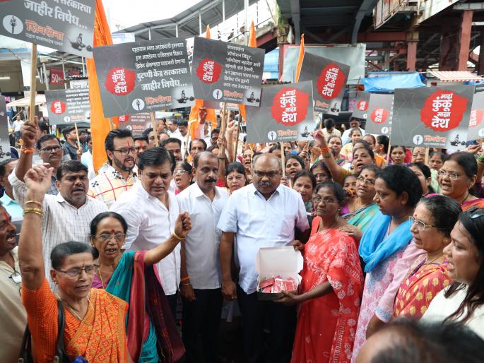india cricket with pakistan uddhav sena protest in vile parle against the central government two pronged policy | पाकिस्तानसोबत क्रिकेट? – केंद्र सरकारच्या दुटप्पी धोरणाविरोधात विलेपार्लेत उद्धव सेनेचं आंदोलन india cricket with pakistan uddhav sena protest in vile parle against the central government two pronged policy | पाकिस्तानसोबत क्रिकेट? – केंद्र सरकारच्या दुटप्पी धोरणाविरोधात विलेपार्लेत उद्धव सेनेचं आंदोलन