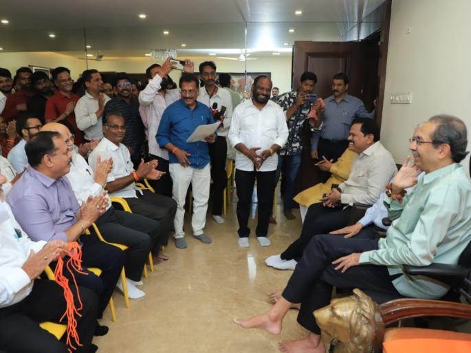 Shinde's Shiv Sena office bearers from Navi Mumbai join Thackeray's Shiv Sena | नवी मुंबईतील शिंदेंच्या शिवसेनेच्या पदाधिकाऱ्यांचा ठाकरेंच्या शिवसेनेत प्रवेश