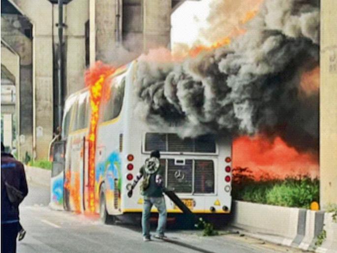 A bus caught fire while on a trip; 25 students, teachers died | सहलीला जाताना बस पेटली; २५ विद्यार्थी, शिक्षकांचा मृत्यू A bus caught fire while on a trip; 25 students, teachers died | सहलीला जाताना बस पेटली; २५ विद्यार्थी, शिक्षकांचा मृत्यू