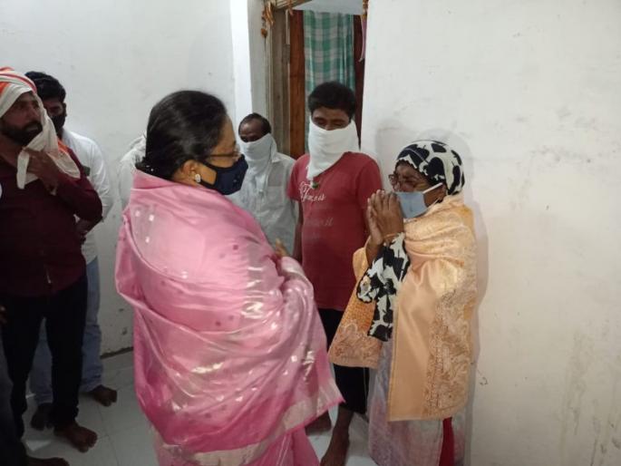 Consolation to ‘that’ woman from Yashomati Thakur; Assurance of action against social exclusionists | यशोमती ठाकूरांकडून ‘त्या’ महिलेला दिलासा; सामाजिक बहिष्कार टाकणाऱ्यांवर कारवाईचे आश्वासन Consolation to ‘that’ woman from Yashomati Thakur; Assurance of action against social exclusionists | यशोमती ठाकूरांकडून ‘त्या’ महिलेला दिलासा; सामाजिक बहिष्कार टाकणाऱ्यांवर कारवाईचे आश्वासन