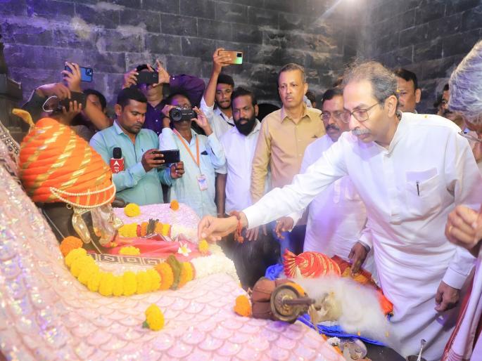 Uddhav Thackeray offered throne to Shivrajeshwar temple | शिवराजेश्वर मंदिराला उद्धव ठाकरेंच्या हस्ते सिंहासन अर्पण Uddhav Thackeray offered throne to Shivrajeshwar temple | शिवराजेश्वर मंदिराला उद्धव ठाकरेंच्या हस्ते सिंहासन अर्पण