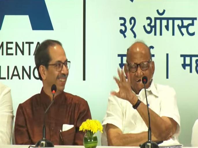 Sharad Pawar also laughed at Uddhav Thackeray's reply, we doing criticizing those whom also we are with | उद्धव ठाकरेंचा जोक अन् शरद पवारही खळखळून हसले; संजय राऊतांकडे बोट का दाखवले? Sharad Pawar also laughed at Uddhav Thackeray's reply, we doing criticizing those whom also we are with | उद्धव ठाकरेंचा जोक अन् शरद पवारही खळखळून हसले; संजय राऊतांकडे बोट का दाखवले?
