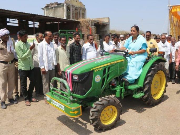 Minister Yashomati Thakur drove a tractor while testing the tractor made available to the farmers | जेव्हा मंत्री यशोमती ठाकूर स्वत: ट्रॅक्टर चालवितात... Minister Yashomati Thakur drove a tractor while testing the tractor made available to the farmers | जेव्हा मंत्री यशोमती ठाकूर स्वत: ट्रॅक्टर चालवितात...