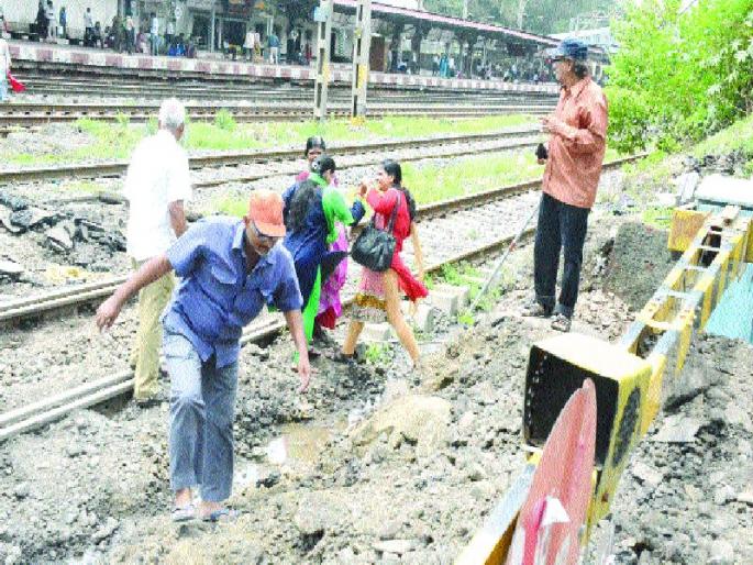 Close the railway gate in Thakurli | ठाकुर्लीतील रेल्वे फाटक बंद, चोळेगाव, सारस्वत कॉलनी, जोशी हायस्कूल परिसरात वाहतूक कोंडी Close the railway gate in Thakurli | ठाकुर्लीतील रेल्वे फाटक बंद, चोळेगाव, सारस्वत कॉलनी, जोशी हायस्कूल परिसरात वाहतूक कोंडी