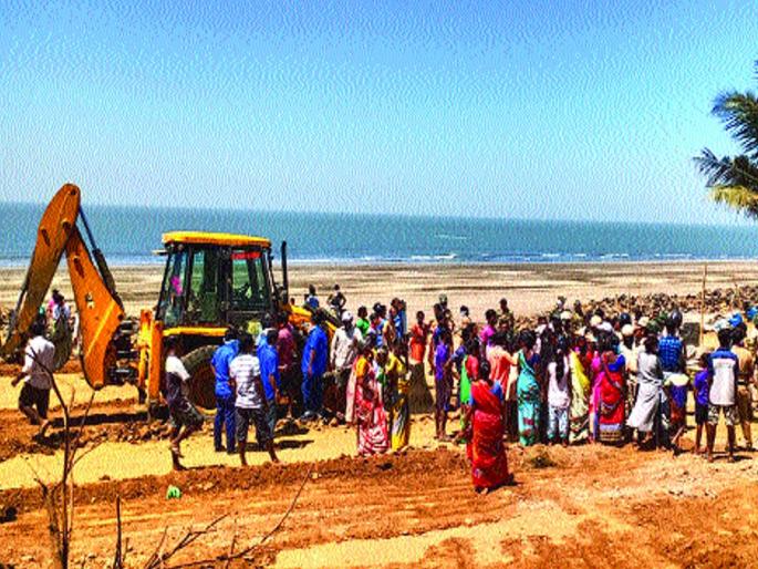 Fishermen's agitation at Thaal-Chalamal in Raigad | थळ-चाळमाळ येथे मच्छीमार समाजाचे आंदोलन, अतिक्रमण हटवण्याला केला प्रखर विरोध Fishermen's agitation at Thaal-Chalamal in Raigad | थळ-चाळमाळ येथे मच्छीमार समाजाचे आंदोलन, अतिक्रमण हटवण्याला केला प्रखर विरोध
