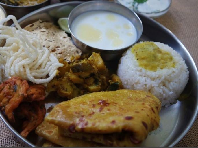 Admirable! On Diwali, free food for the blind, handicapped and lepers | प्रशंसनीय! दिवाळीत अंध, अपंग व कुष्ठरोग्यांना 'ते' गेल्या ३२ वर्षांपासून आपुलकीने वाढतात पुरणपोळीचे मोफत भोजन Admirable! On Diwali, free food for the blind, handicapped and lepers | प्रशंसनीय! दिवाळीत अंध, अपंग व कुष्ठरोग्यांना 'ते' गेल्या ३२ वर्षांपासून आपुलकीने वाढतात पुरणपोळीचे मोफत भोजन