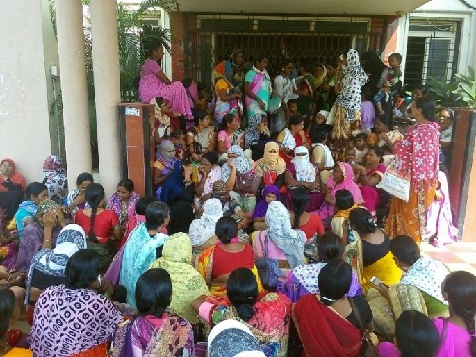 Thalinad movement on the office of the Anganwadi Sevak Collectorate | अंगणवाडी सेविकांचे जिल्हाधिकारी कार्यालयावर थाळीनाद आंदोलन Thalinad movement on the office of the Anganwadi Sevak Collectorate | अंगणवाडी सेविकांचे जिल्हाधिकारी कार्यालयावर थाळीनाद आंदोलन
