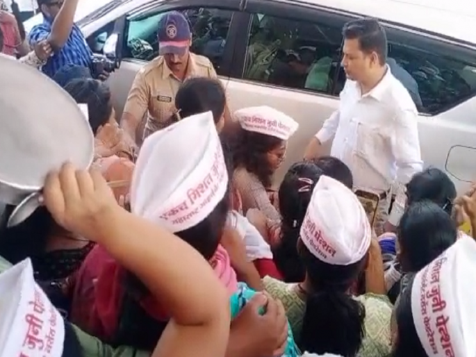 Video: On the seventh day of the strike, in Chhatrapati Sambhajinagar, the strikers blocked the path of the Collector | Video: संपकरी कर्मचाऱ्यांनी अडविली छत्रपती संभाजीनगरमध्ये जिल्हाधिकाऱ्यांची वाट Video: On the seventh day of the strike, in Chhatrapati Sambhajinagar, the strikers blocked the path of the Collector | Video: संपकरी कर्मचाऱ्यांनी अडविली छत्रपती संभाजीनगरमध्ये जिल्हाधिकाऱ्यांची वाट