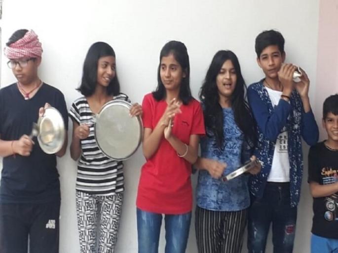 Coronavirus: Health minister Rajesh Tope announces exclusion of essential services from newspaper vendors | Coronavirus: जनता कर्फ्यूनंतर अतिउत्साहींचा थाळीनाद सर्कशीच्या खेळासारखा; कलावंतांची टीका Coronavirus: Health minister Rajesh Tope announces exclusion of essential services from newspaper vendors | Coronavirus: जनता कर्फ्यूनंतर अतिउत्साहींचा थाळीनाद सर्कशीच्या खेळासारखा; कलावंतांची टीका