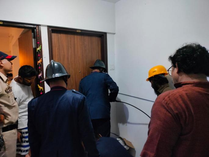 The person stuck in the gallery of the room was rescued by the fire brigade personnel  | रूमच्या गॅलरीमध्ये अडकलेल्या व्यक्तीची अग्निशमन दलाच्या जवानांनी केली सुटका  The person stuck in the gallery of the room was rescued by the fire brigade personnel  | रूमच्या गॅलरीमध्ये अडकलेल्या व्यक्तीची अग्निशमन दलाच्या जवानांनी केली सुटका