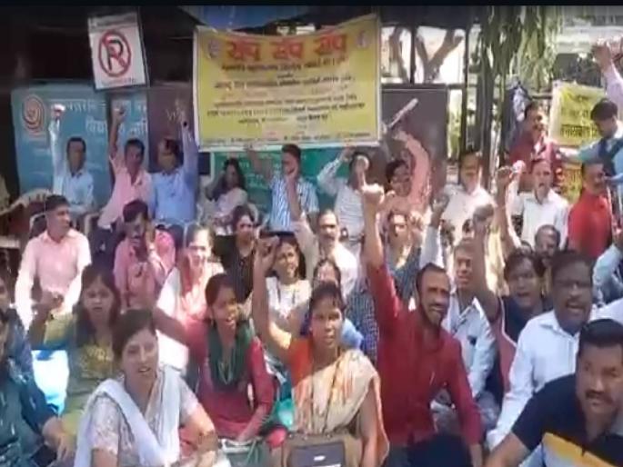 In sanctity of non-teaching staff movement; Gathered in the college yard | शिक्षकेत्तर कर्मचारी आंदोलनाच्या पावित्र्यात; गेटवर बसून, काळ्या फिती लावून निषेध In sanctity of non-teaching staff movement; Gathered in the college yard | शिक्षकेत्तर कर्मचारी आंदोलनाच्या पावित्र्यात; गेटवर बसून, काळ्या फिती लावून निषेध