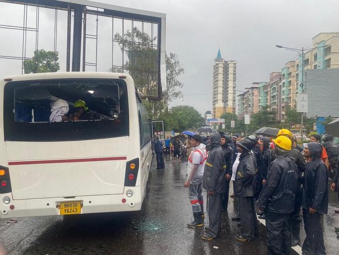 Thane: Psychopath Isma broke into the bus and vandalized it | Thane: मनोरुग्ण इसमाने घुसून केली बसची तोडफोड Thane: Psychopath Isma broke into the bus and vandalized it | Thane: मनोरुग्ण इसमाने घुसून केली बसची तोडफोड