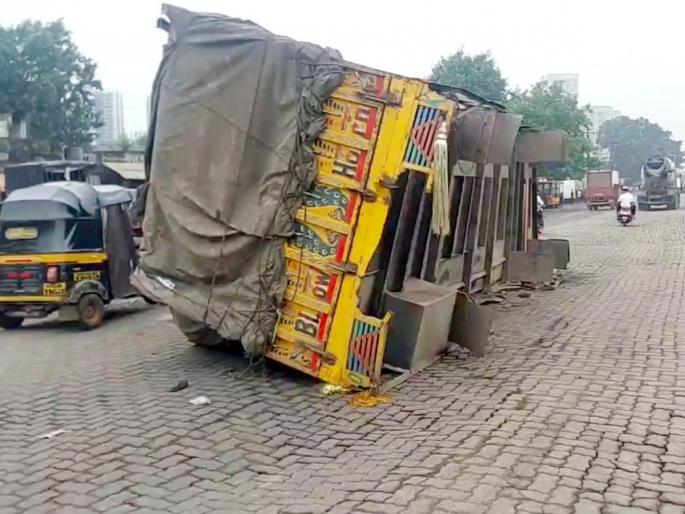 Huge traffic jam due to overturned truck on Mumbai Nashik highway | मुंबई नाशिक महामार्गावर ट्रक पलटल्याने प्रचंड वाहतूक कोंडी Huge traffic jam due to overturned truck on Mumbai Nashik highway | मुंबई नाशिक महामार्गावर ट्रक पलटल्याने प्रचंड वाहतूक कोंडी