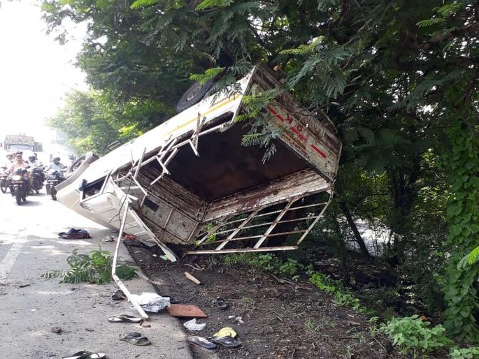 one dead and 21 injured in thane accident | टेम्पो झाडाला आदळला; एकाचा मृत्यू तर 19 जण जखमी one dead and 21 injured in thane accident | टेम्पो झाडाला आदळला; एकाचा मृत्यू तर 19 जण जखमी