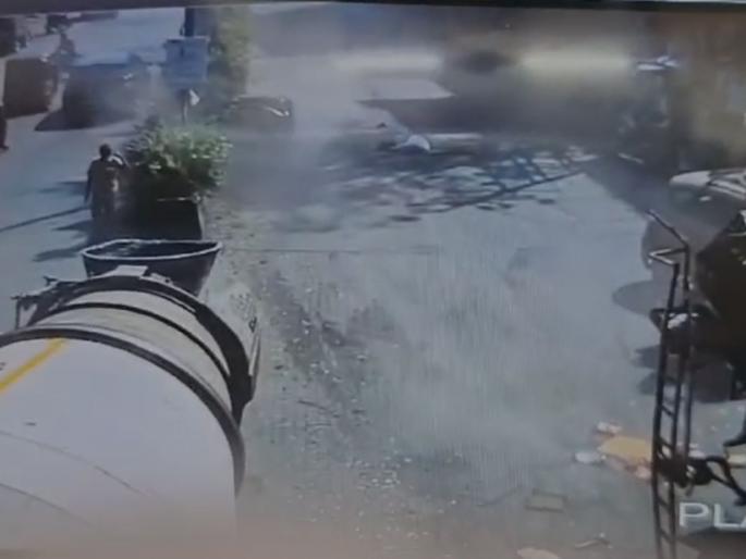 Cement mixer truck's brakes fail, hits five rickshaws including a tempo in kalyan | सिमेंट मिक्सर ट्रकचे ब्रेक फेल, टेम्पोसह पाच रिक्षांना धडक Cement mixer truck's brakes fail, hits five rickshaws including a tempo in kalyan | सिमेंट मिक्सर ट्रकचे ब्रेक फेल, टेम्पोसह पाच रिक्षांना धडक