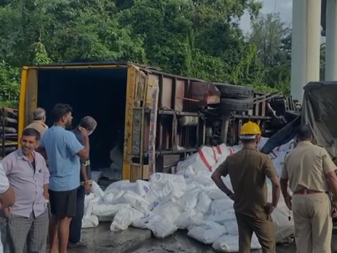 Truck overturned again in Thane, traffic jam for six hours; Buses and bikers coming in the wrong direction add to the chaos again | ठाण्यात पुन्हा ट्रक पलटी, सहा तास वाहतुकीची कोंडी; चुकीच्या दिशेने आलेल्या बस आणि दुचाकीस्वारांमुळे पुन्हा काेंडीत भर Truck overturned again in Thane, traffic jam for six hours; Buses and bikers coming in the wrong direction add to the chaos again | ठाण्यात पुन्हा ट्रक पलटी, सहा तास वाहतुकीची कोंडी; चुकीच्या दिशेने आलेल्या बस आणि दुचाकीस्वारांमुळे पुन्हा काेंडीत भर