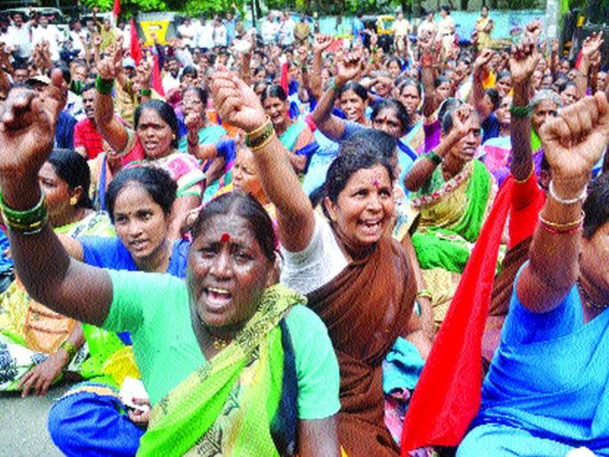 Frontiers of Palanquin employees | घंटागाडी कर्मचाऱ्यांचा पालिकेवर मोर्चा Frontiers of Palanquin employees | घंटागाडी कर्मचाऱ्यांचा पालिकेवर मोर्चा