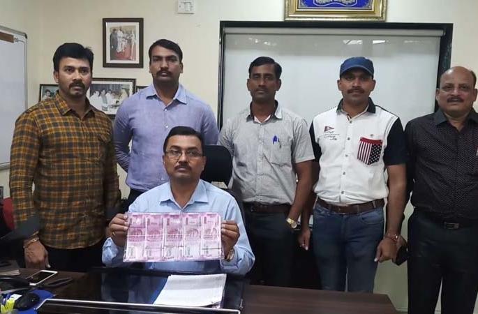  Two lakh 31 thousand rupees fake notes seized in Thane | दोन लाख ३१ हजार रुपयांच्या बनावट नोटा ठाण्यात हस्तगत