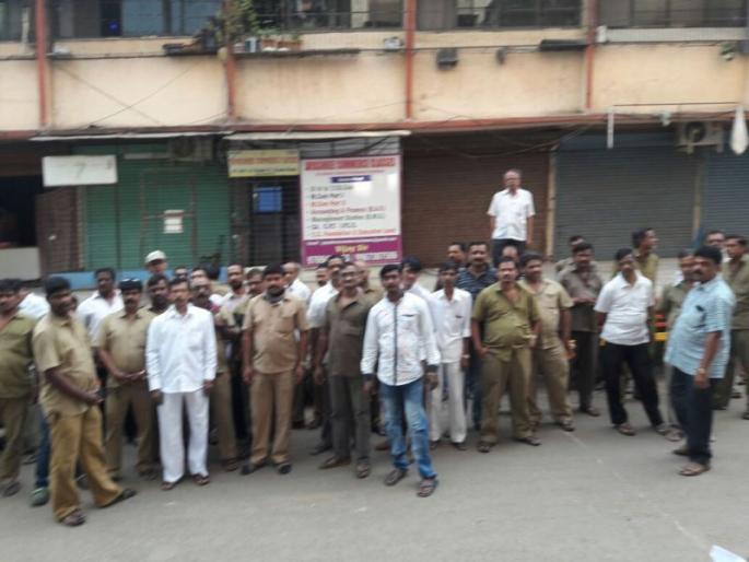 rickshaw driver agitation in Dombivli, the passengers are in trouble | मारहाणींच्या निषेधार्थ डोंबिवलीत रिक्षाचालकांचा बंद, प्रवाशांना मनस्ताप rickshaw driver agitation in Dombivli, the passengers are in trouble | मारहाणींच्या निषेधार्थ डोंबिवलीत रिक्षाचालकांचा बंद, प्रवाशांना मनस्ताप