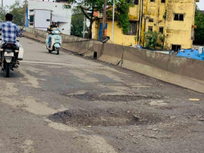 Empire of potholes on flyovers in Bhiwandi; Passengers are confused, neglected by municipal administration | भिवंडीतील उड्डाणपूलांवर खड्ड्यांचे साम्राज्य; प्रवासी हैराण, मनपा प्रशासनाचे दुर्लक्ष Empire of potholes on flyovers in Bhiwandi; Passengers are confused, neglected by municipal administration | भिवंडीतील उड्डाणपूलांवर खड्ड्यांचे साम्राज्य; प्रवासी हैराण, मनपा प्रशासनाचे दुर्लक्ष