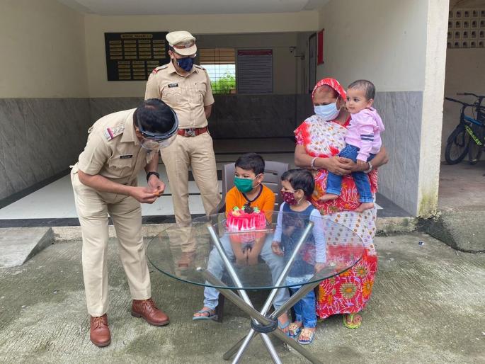 police celebrated child birthday whose parents suffering from corona | आई-वडील कोरोना बाधित झाल्यानं मुलगा एकाकी; पोलिसांनी वाढदिवस साजरा करत जपली माणुसकी police celebrated child birthday whose parents suffering from corona | आई-वडील कोरोना बाधित झाल्यानं मुलगा एकाकी; पोलिसांनी वाढदिवस साजरा करत जपली माणुसकी