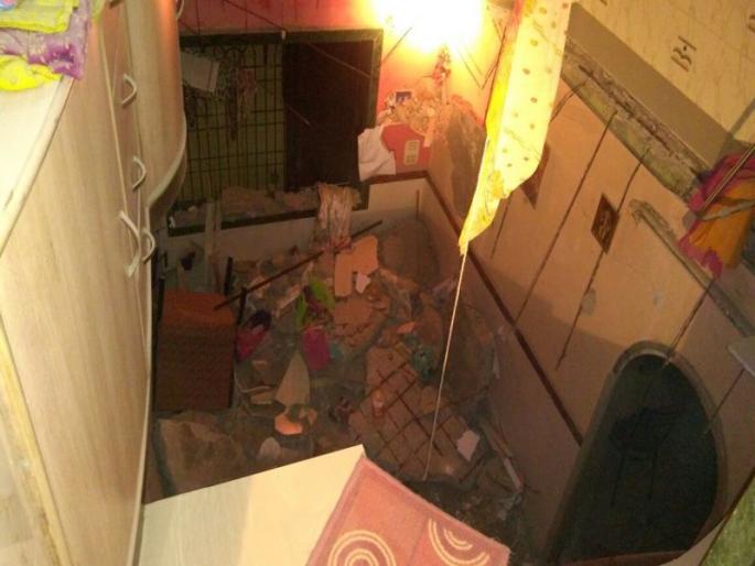 60-year-old man dies and 3 others injured in slab collapse in Thane building | ठाण्यात इमारतीतील घराचा स्लॅब पडल्याने 60 वर्षीय व्यक्तीचा मृत्यू, 3 जण जखमी 60-year-old man dies and 3 others injured in slab collapse in Thane building | ठाण्यात इमारतीतील घराचा स्लॅब पडल्याने 60 वर्षीय व्यक्तीचा मृत्यू, 3 जण जखमी