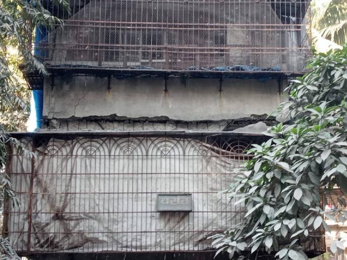 Cracks in wall and pillar of dangerous building in Naupda | नौपड्यातील धोकादायक इमारतीच्या भिंतीला व पिलरला तडे Cracks in wall and pillar of dangerous building in Naupda | नौपड्यातील धोकादायक इमारतीच्या भिंतीला व पिलरला तडे