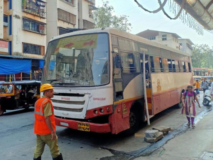 Thane: ST bus caught fire due to short circuit in Thane, luckily 70 passengers escaped | Thane: ठाण्यात एसटीच्या बसला शॉर्टसर्किटमुळे आग, सुदैवाने ७० प्रवाशी बचावले Thane: ST bus caught fire due to short circuit in Thane, luckily 70 passengers escaped | Thane: ठाण्यात एसटीच्या बसला शॉर्टसर्किटमुळे आग, सुदैवाने ७० प्रवाशी बचावले