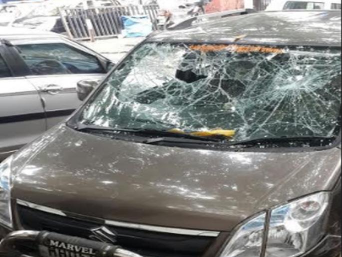 The constable, who was being interrogated by the constables, broke the glass outside | हवालदाराला फरफटत नेणा-या मोटारचालकास अटक, काचा फोडून काढले बाहेर