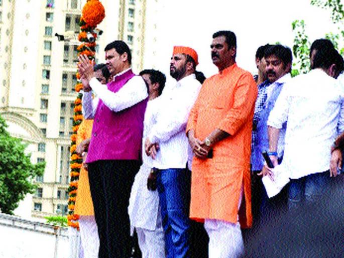 Chief Minister in event of shivsena, upset some leaders of sena | सेनेच्या बालेकिल्ल्यात मुख्यमंत्र्यांनी फोडली हंडी; नेत्यांच्या उत्साहावर विरजण Chief Minister in event of shivsena, upset some leaders of sena | सेनेच्या बालेकिल्ल्यात मुख्यमंत्र्यांनी फोडली हंडी; नेत्यांच्या उत्साहावर विरजण