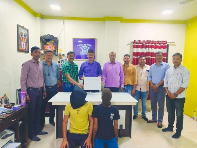 Three arrested for stealing women jewelery in local | लोकल प्रवासात महिलांचे दागिने पळविणाऱ्या तिघांना अटक Three arrested for stealing women jewelery in local | लोकल प्रवासात महिलांचे दागिने पळविणाऱ्या तिघांना अटक