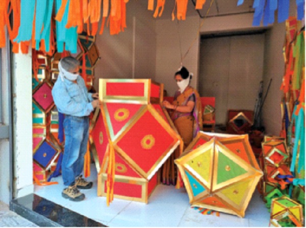 Even traditional eco-friendly lanterns are popular in Thane; Corona sold only 30 percent of the lanterns this year | पारंपरिक पर्यावरणस्नेही कंदिलांंचाच ठाण्यात बोलबाला; कोरोनामुळे यंदा केवळ ३० टक्के कंदीलच विक्रीला Even traditional eco-friendly lanterns are popular in Thane; Corona sold only 30 percent of the lanterns this year | पारंपरिक पर्यावरणस्नेही कंदिलांंचाच ठाण्यात बोलबाला; कोरोनामुळे यंदा केवळ ३० टक्के कंदीलच विक्रीला