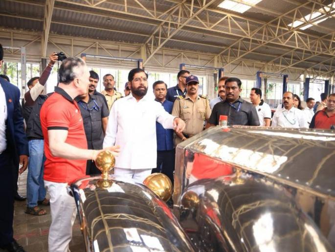 Deputy Chief Minister Eknath Shinde experienced the thrill of a vintage car in Thane; | ठाण्यात उपमुख्यमंत्री एकनाथ शिंदे यांनी अनुभवला विंटेज कारचा थरार