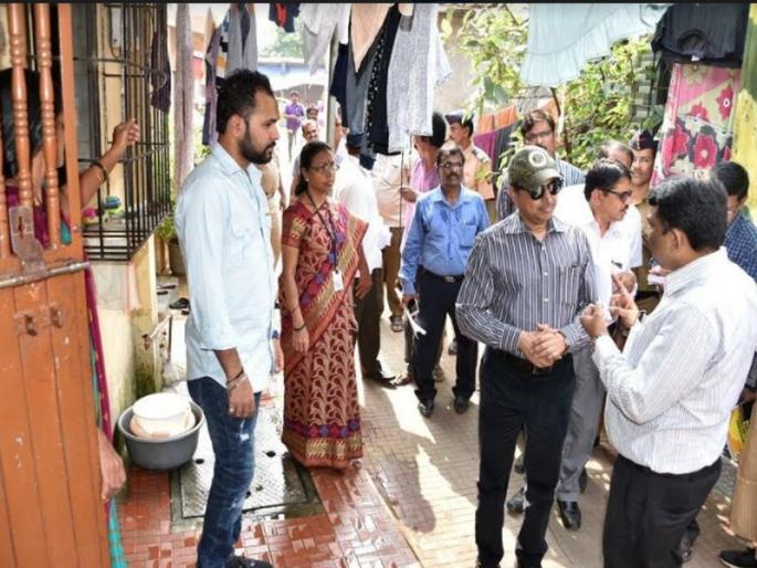 Voter registration survey by the State Chief Electoral Officer, went to the slum along with the societies | सोसायट्यांसह झोपडपट्टीत जाऊन राज्य मुख्य निवडणूक अधिका-यांनी केली मतदार नोंदणीची पाहणी Voter registration survey by the State Chief Electoral Officer, went to the slum along with the societies | सोसायट्यांसह झोपडपट्टीत जाऊन राज्य मुख्य निवडणूक अधिका-यांनी केली मतदार नोंदणीची पाहणी