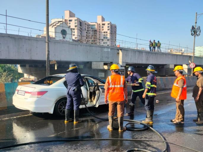 Thane: Thrilling car burning in Thane, traffic jammed for half an hour, Nitin flyover incident | Thane: ठाण्यात बर्निंग कारचा थरार, वाहतूक पाउण तास ठप्प, नितीन उड्डाणपुलावरील घटना Thane: Thrilling car burning in Thane, traffic jammed for half an hour, Nitin flyover incident | Thane: ठाण्यात बर्निंग कारचा थरार, वाहतूक पाउण तास ठप्प, नितीन उड्डाणपुलावरील घटना