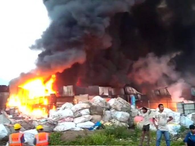 Fire breaks out in thane godown at Khan compound in Mumbras Shil Phata | ठाण्यात गोदामाला आग; अग्निशमन दलाच्या 4 गाड्या घटनास्थळी Fire breaks out in thane godown at Khan compound in Mumbras Shil Phata | ठाण्यात गोदामाला आग; अग्निशमन दलाच्या 4 गाड्या घटनास्थळी