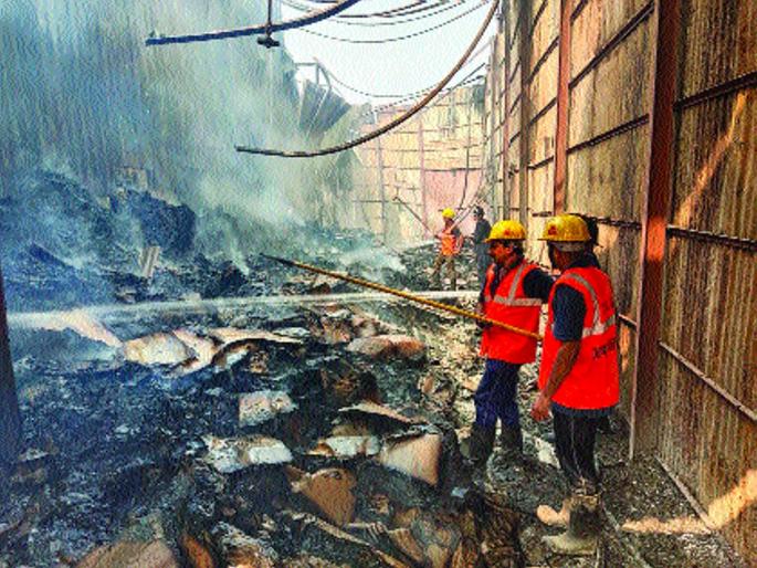 Fireplace warehouse in warehouse | शिळफाट्यात आगीत ६ गोदामे खाक Fireplace warehouse in warehouse | शिळफाट्यात आगीत ६ गोदामे खाक