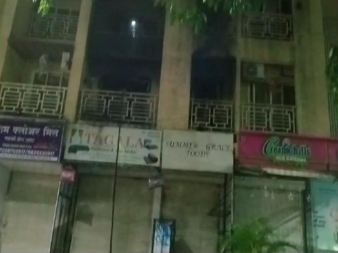 2 people trapped in the fire died 3 out safely, thane | आगीत अडकलेल्या दोन जणांचा मृत्यू, ३ सुखरूप बाहेर