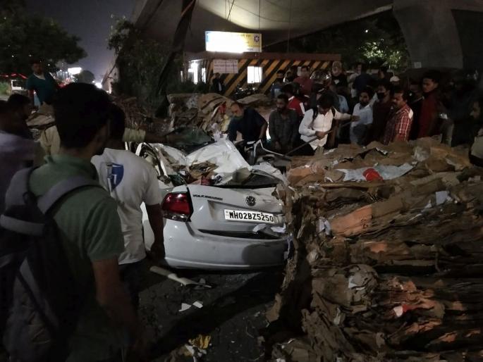 in thane One dead one seriously injured after goods from truck fell down | ठाण्यात उड्डाणपूलावरून जाणाऱ्या ट्रकमधील माल खाली कोसळला; एकाचा मृत्यू, एकाची प्रकृती गंभीर in thane One dead one seriously injured after goods from truck fell down | ठाण्यात उड्डाणपूलावरून जाणाऱ्या ट्रकमधील माल खाली कोसळला; एकाचा मृत्यू, एकाची प्रकृती गंभीर